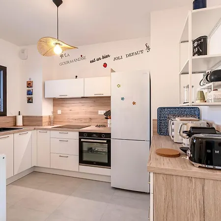 A Nepita - 150m De La Daire *